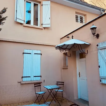 Maison Avec Cour Privee Face A La Gare De *